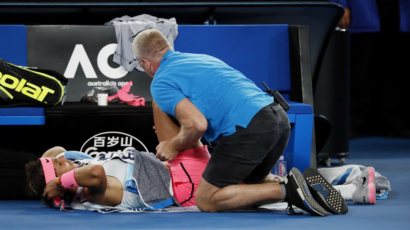 Foto: Nadal fue atendido por el fisioterapeuta durante su partido contra Cilic y luego acabó retirándose. (Reuters)