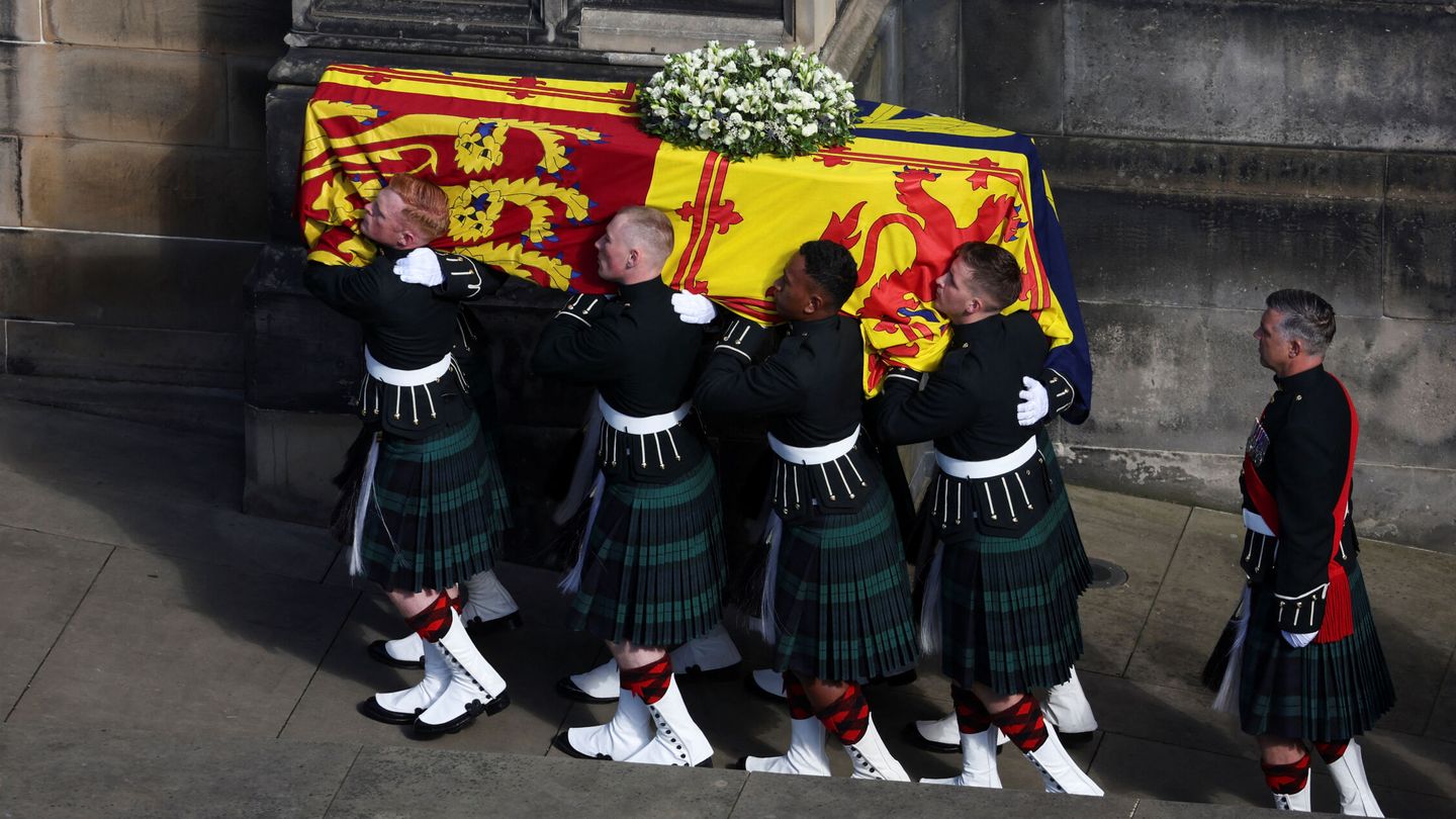 Los portadores del féretro llevan el ataúd de la reina Isabel II, mientras el coche fúnebre llega a la catedral de St. Giles en Edimburgo. Russell Cheyne /B REUTERS