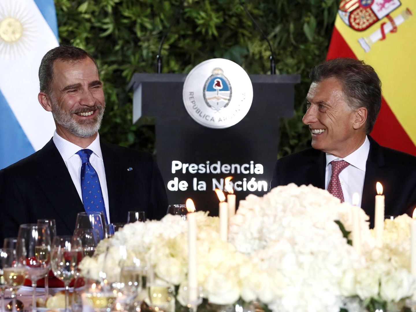 El rey Felipe y el presidente de Argentina, Mauricio Macri (d), durante la cena de gala ofrecida por el mandatario argentino a los monarcas españoles en el Centro Cultural CCK, en Buenos Aires. (EFE)