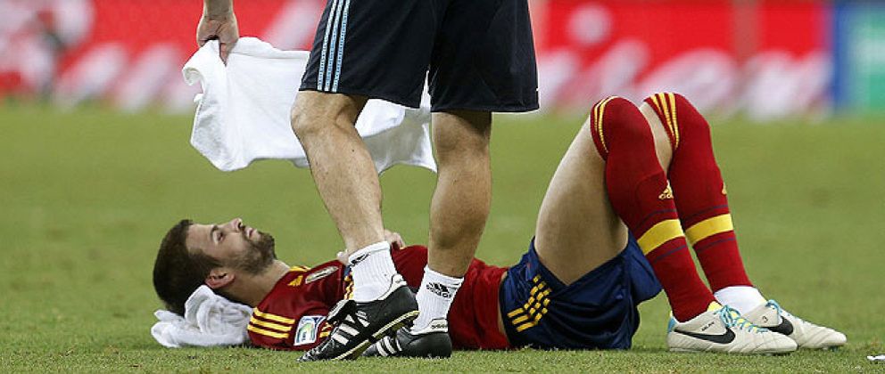 Foto: FIFA lleva al límite a los futbolistas y... España resiste gracias al gazpacho
