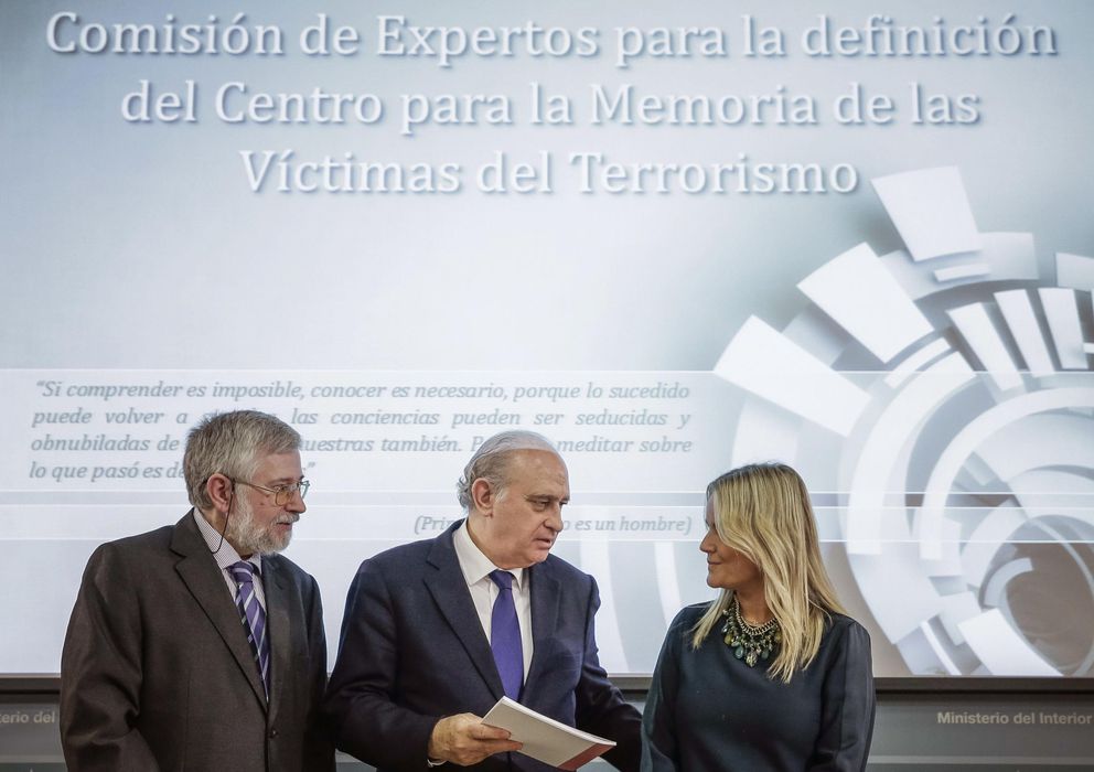 Foto: El ministro del Interior, Jorge Fernández Díaz (c), recibió ayer el informe sobre el nuevo Centro para la Memoria de las Víctimas del Terrorismo. (EFE)