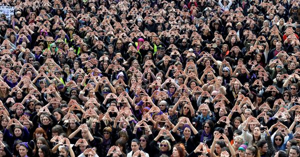 Foto: Protesters form triangles with their hands during a demonstration for women's rights in bilbao