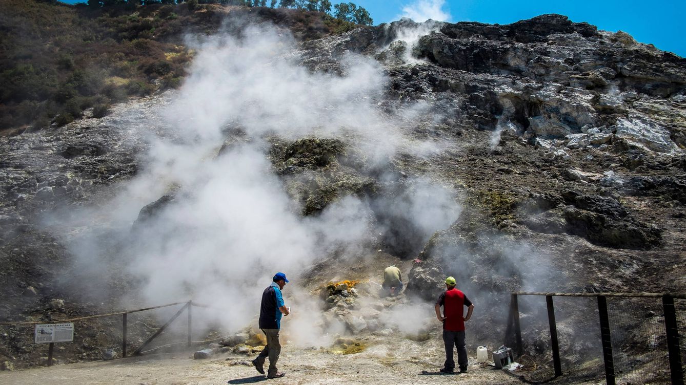 Foto: Investigadores toman muestras en el cráter de Campi Flegrei, en Nápoles. (Getty/NurPhoto/Giuseppe Ciccia)