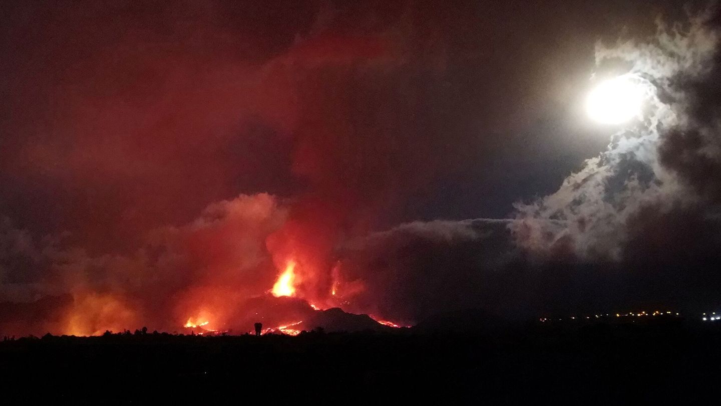 La erupción en una imagen tomada con dron. (Nacho Doce/Reuters)