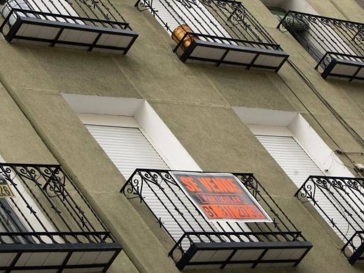 Foto: Carteles de pisos en venta en Madrid.
