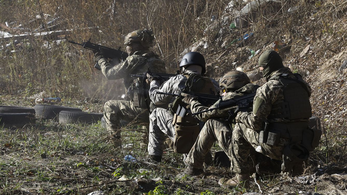 Foto: Un grupo de soldados cerca de Kiev en un entrenamiento militar. (EFE/EPA/Sergey Dolzhenko)