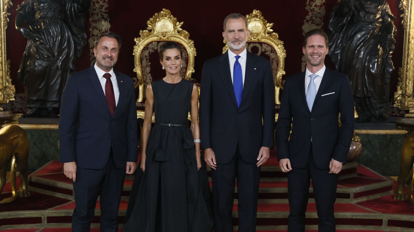 Los reyes Felipe y Letizia posan con el primer ministro de Luxemburgo, Xavier Bettel (izquierda), y su esposo, Gauthier Destenay. (EFE/Martín)