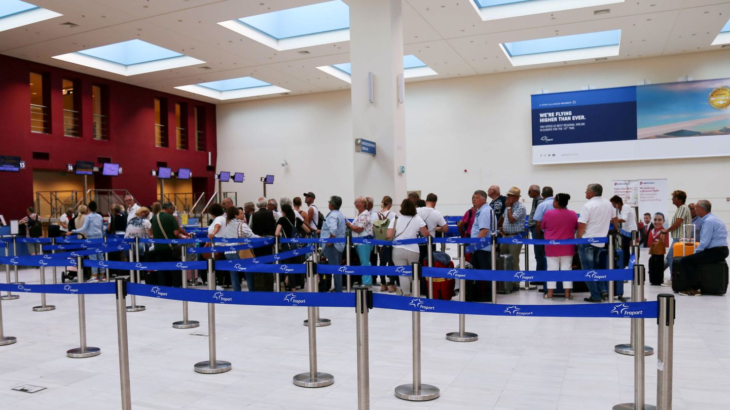 Una fila de turistas afectados por el cierre de la compañía, en el aeropuerto de la isla griega de Creta. (EFE)
