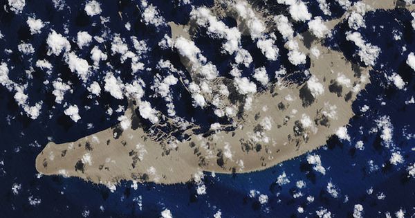 Foto: En la foto por satélite que ha publicado la NASA se puede percibir el enorme tamaño de la balsa de piedra pómez