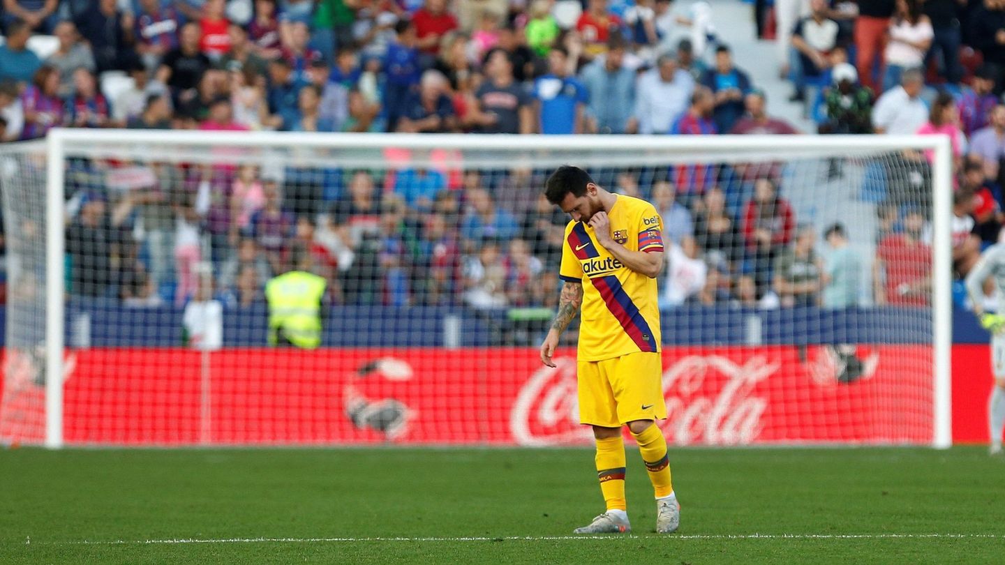 Leo Messi, cabizbajo, en el partido contra el Levante. (Efe)