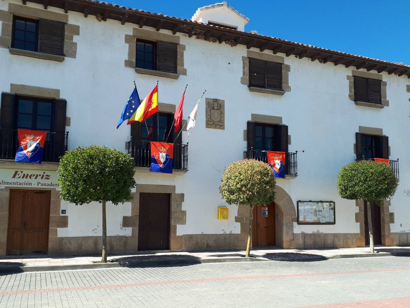 El Ayuntamiento del municipio navarro de Eneriz, cerrado. (J. M. A.)