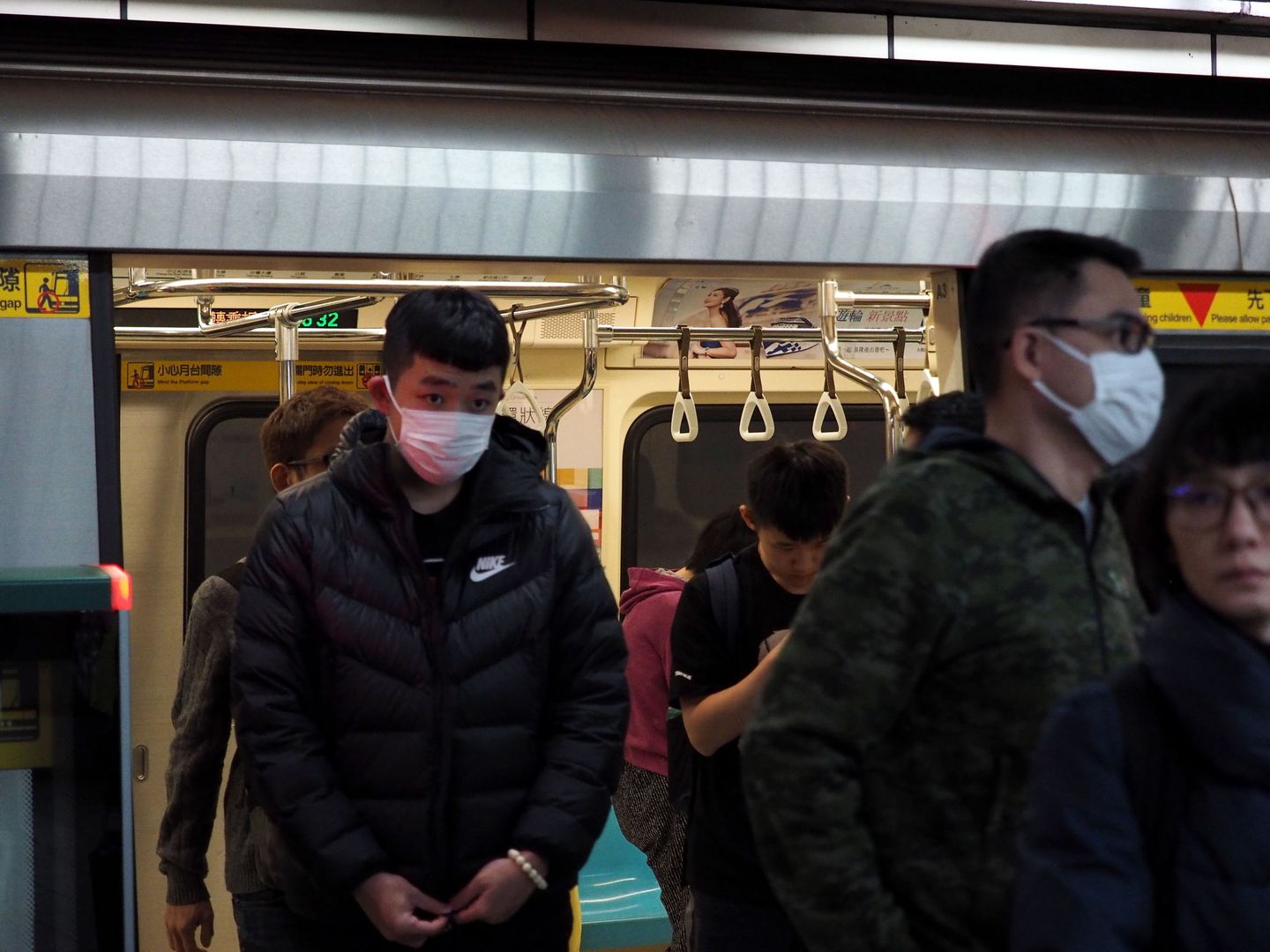 Taiwaneses llevando máscaras en el metro, ayer, 21 de enero. (EPA)