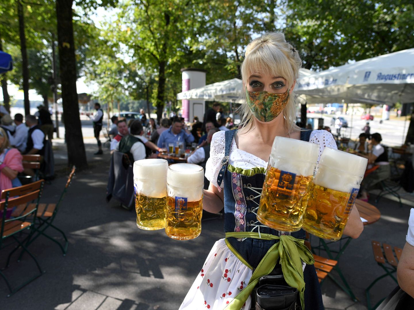 Una camarera en Múnich este septiembre. (Reuters)