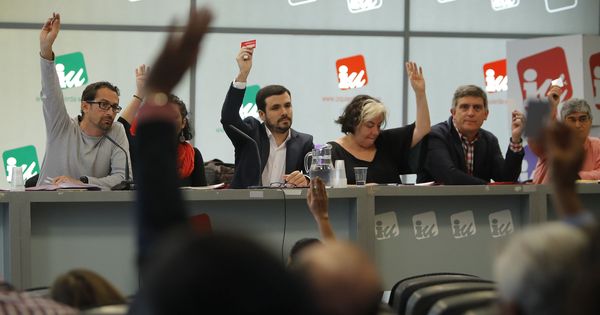 Foto: El coordinador federal de IU, Alberto Garzón (3-i), en una reunión de la Coordinadora Federal del partido celebrada el pasado mes de abril. (EFE)