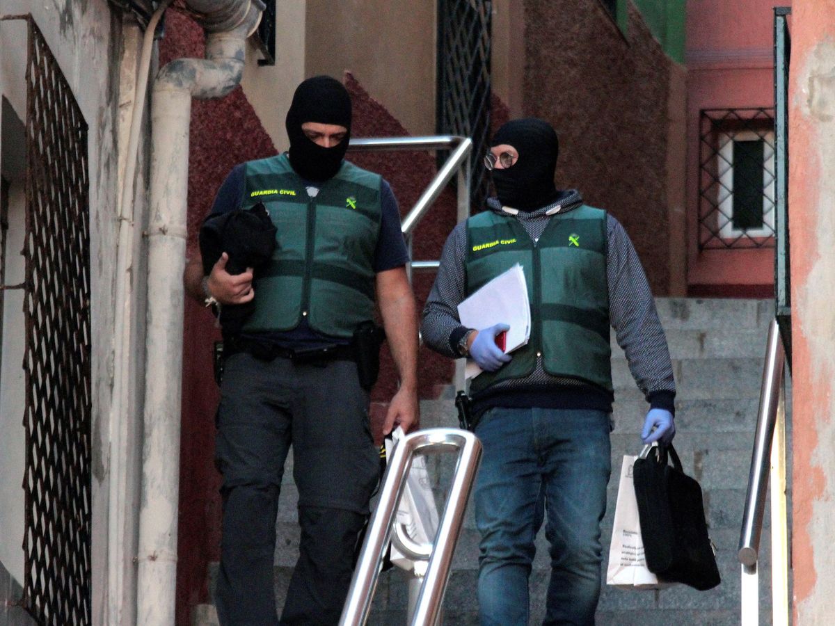 Foto:  Miembros de la Guardia Civil durante la operación contra el tráfico de drogas. (EFE)