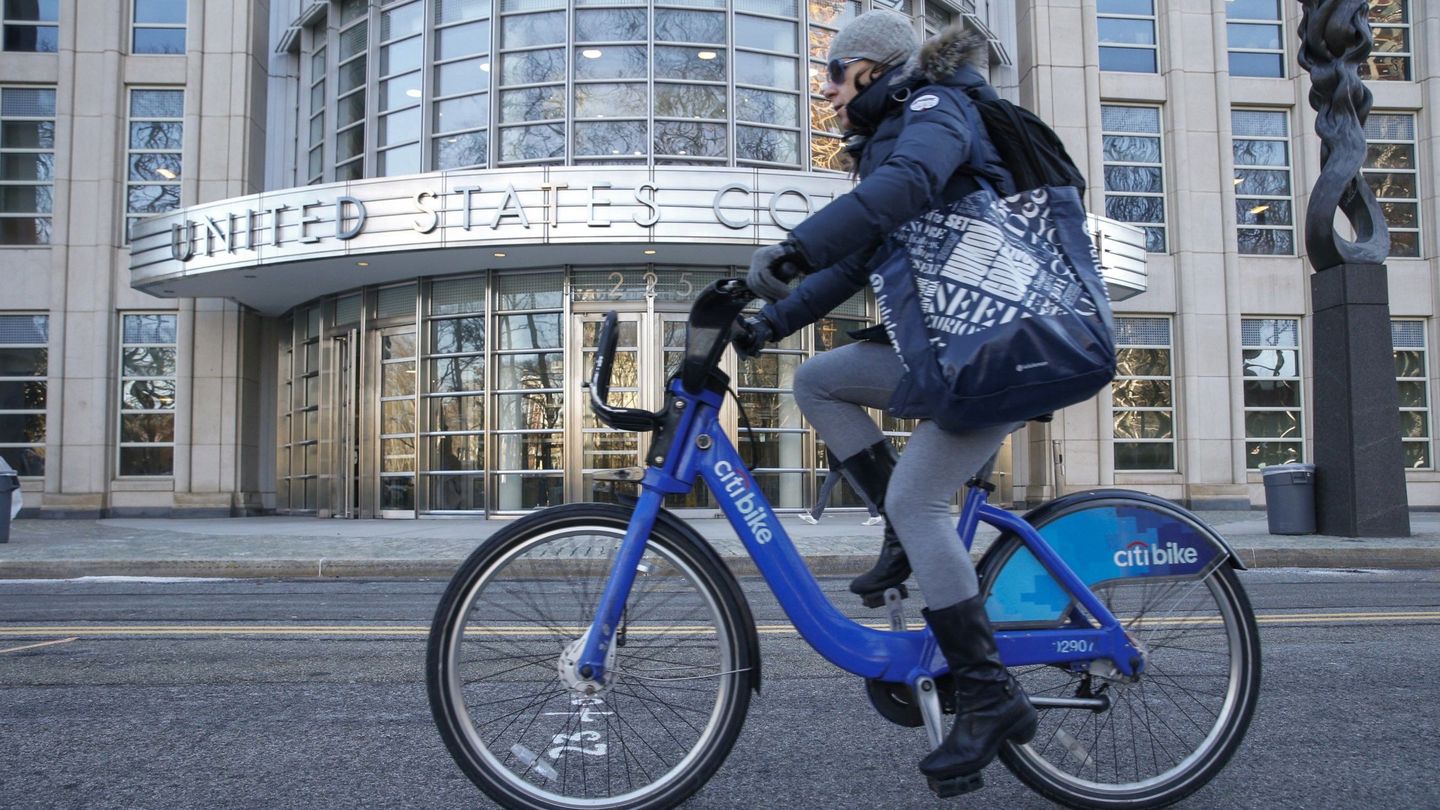 Una usuario del servicio público de bicicletas en Nueva York (EFE)