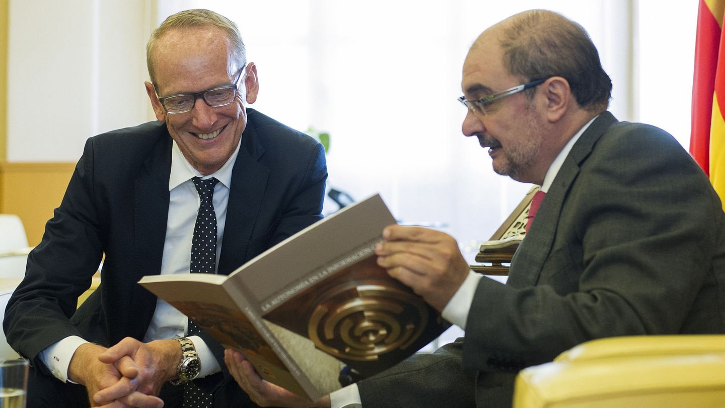 El presidente de Aragón, Javier Lambán (d), se reúne con el presidente-consejero delegado del Grupo Opel, Karl-Thomas Neumann. (EFE)