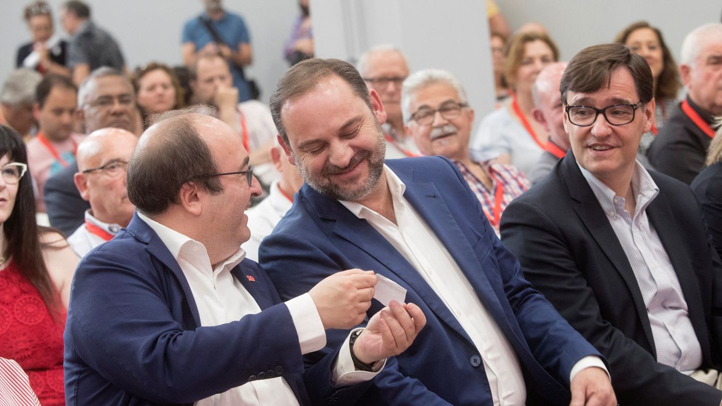 José Luis Ábalos (c), con Miquel Iceta, primer secretario del PSC (i), y su secretario de Organización, Salvador Illa (d), en junio de 2018 en Barcelona. (EFE)