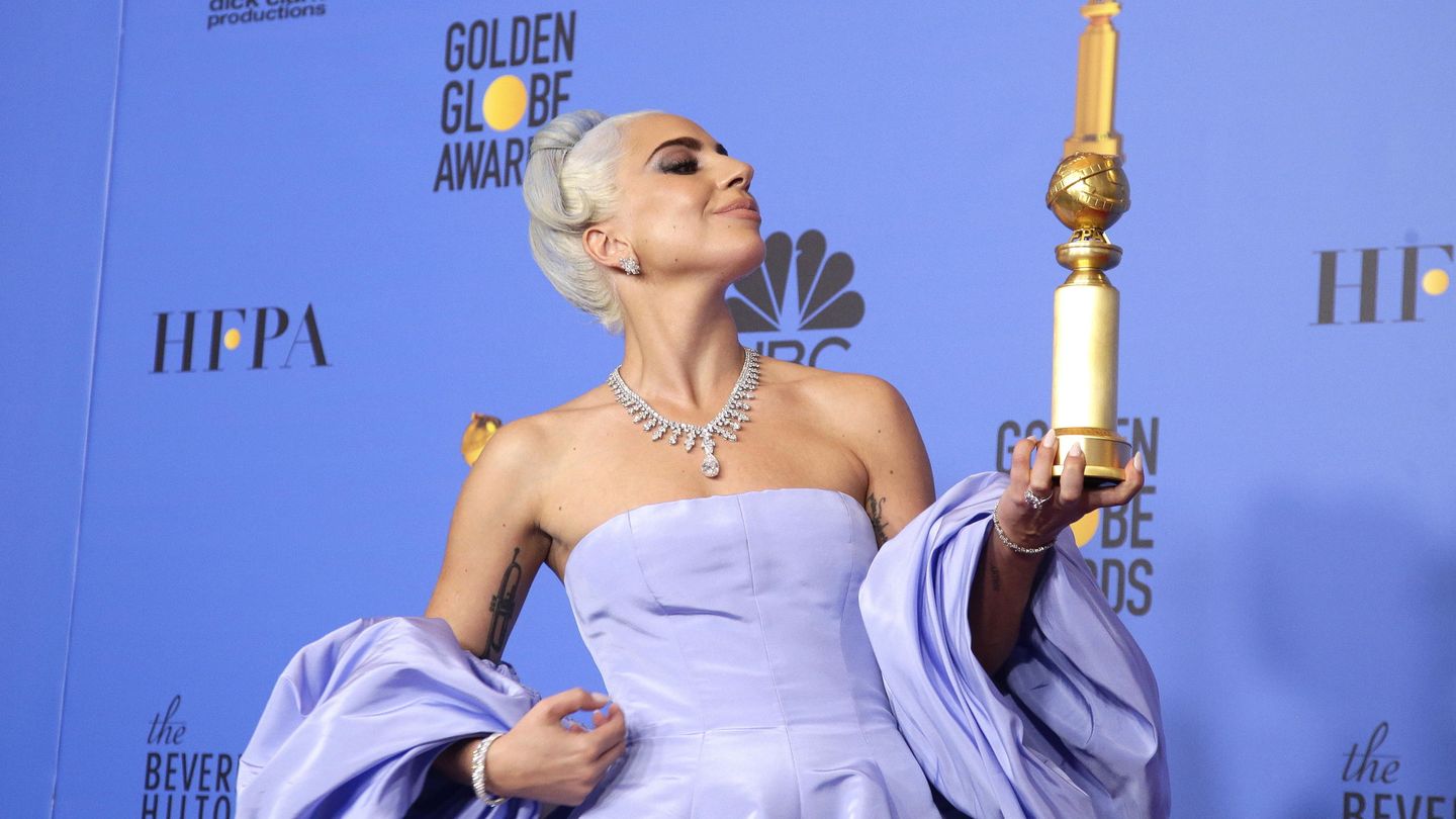 Gaga posa con el Globo de Oro a la mejor canción, 'Shallow'. (EFE)