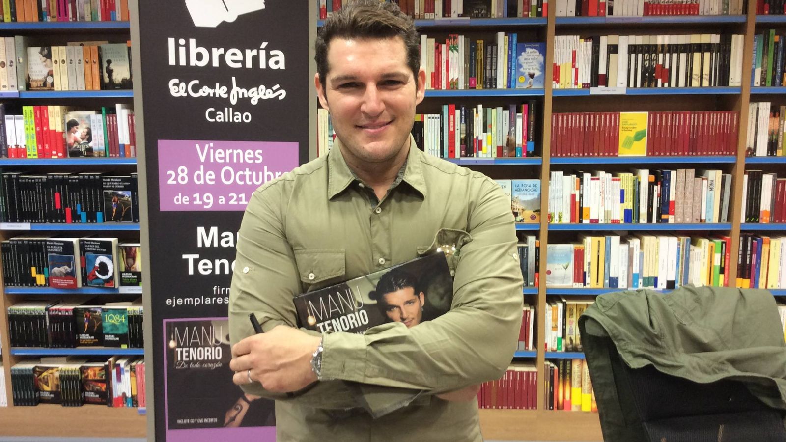 Foto: Manu Tenorio en la firma de discos de 'De todo corazón' | VANITATIS