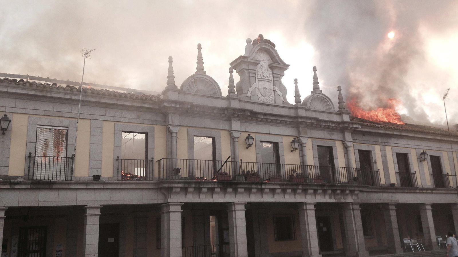 Foto: Fotografía facilitada por Emergencias Madrid de la fachada en llamas del salón de plenos de Brunete. (EFE)
