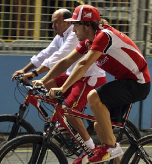 Foto: Alonso da un paseo en bicicleta junto a Emilio Botín para observar el circuito de Singapur