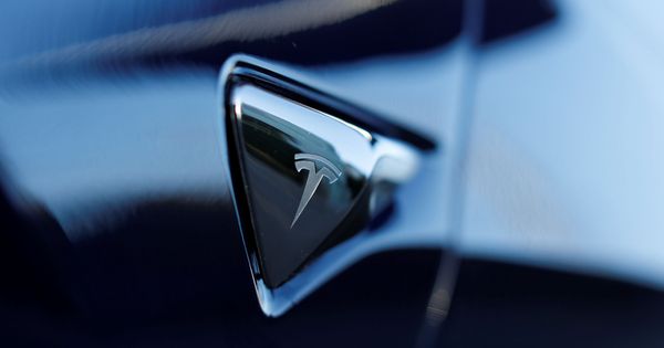 Foto: The logo on 2018 tesla model 3 electric vehicle is shown in cardiff, california