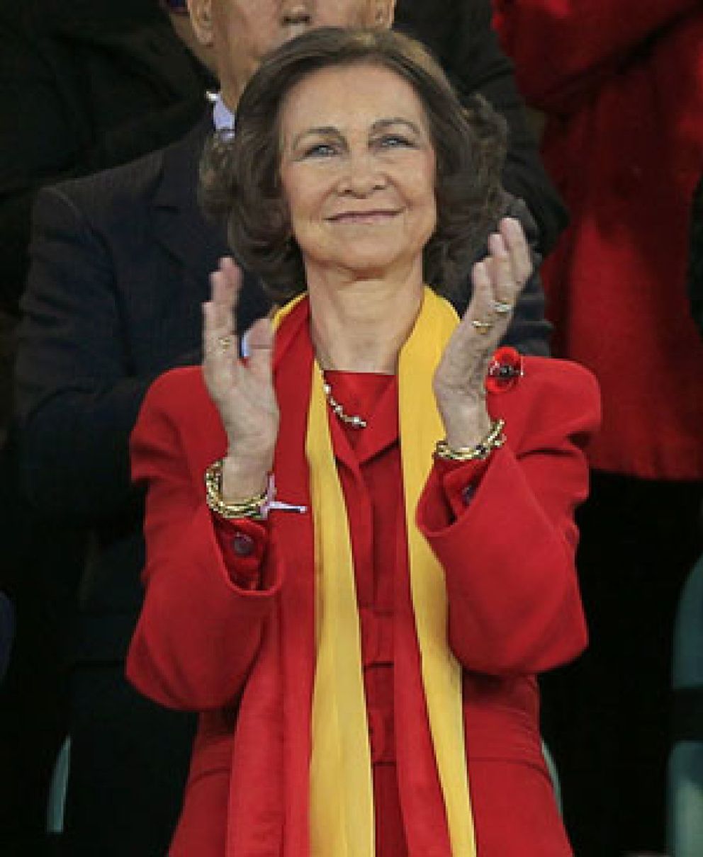 Foto: La Reina Sofía compra vuvuzelas para sus nietos