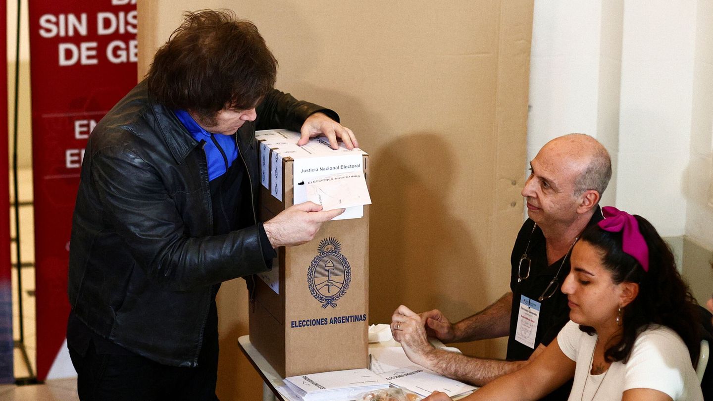  El candidato presidencial de Argentina, Javier Milei, emite su voto durante las elecciones presidenciales. (Reuters/Matías Baglietto)