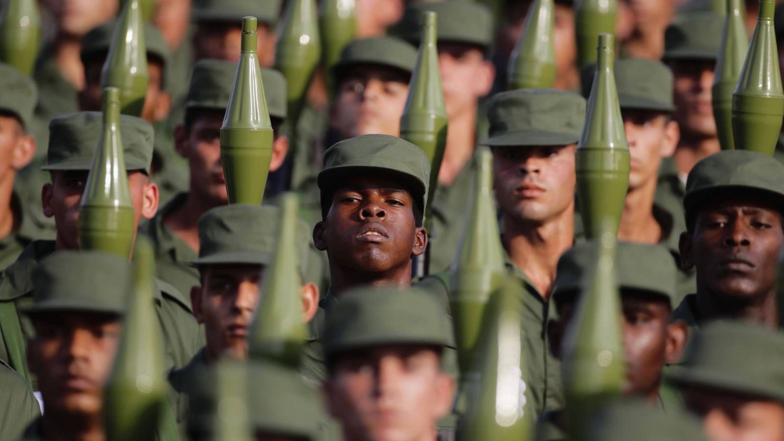Foto: Soldados cubanos transportan lanzagranadas durante un desfile militar en la Plaza de la Revolución, el 16 de abril de 2011 (Reuters)