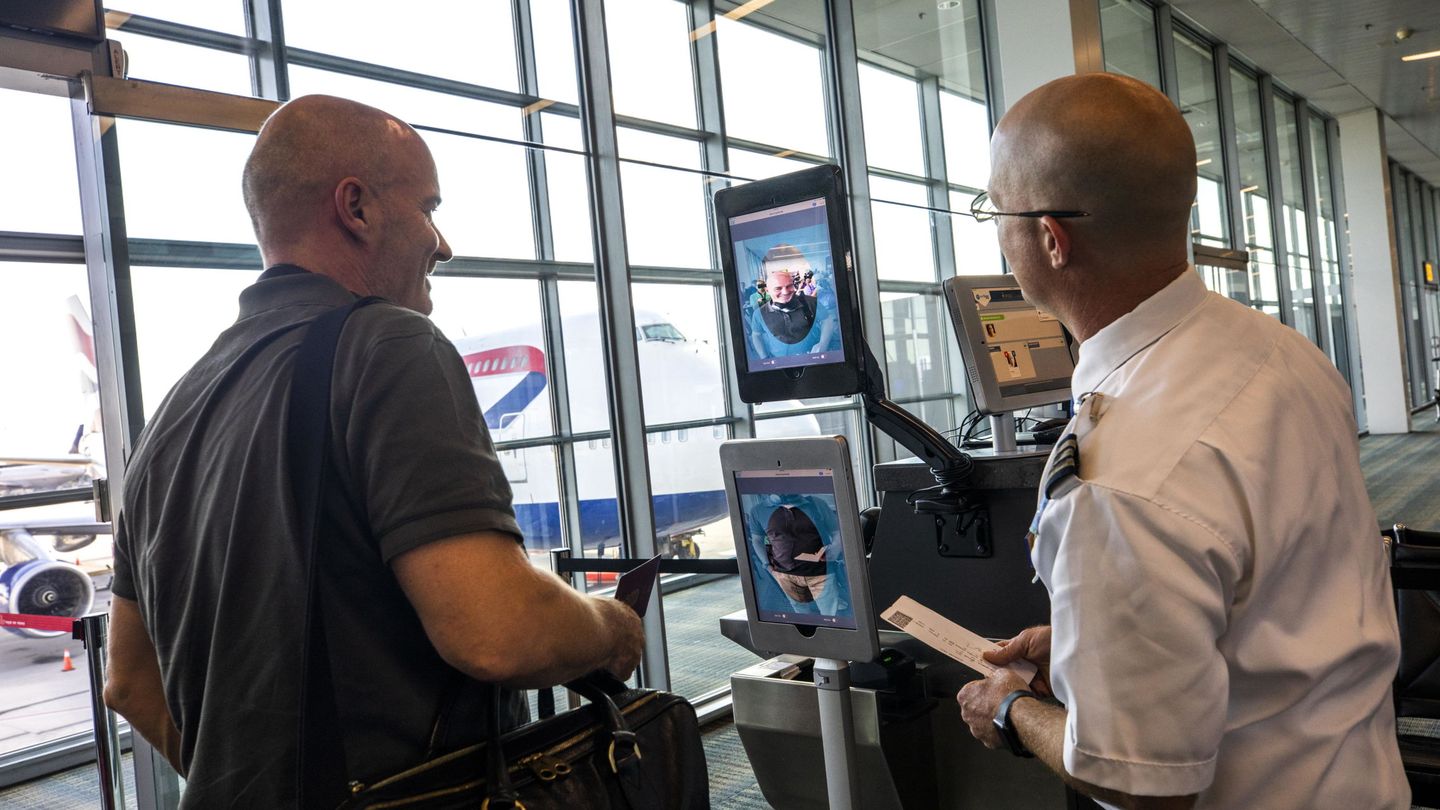 Pasajeros utilizan una terminal de reconocimiento facial biométrico en el Aeropuerto Internacional de Dulles, Virginia (EE.UU.). (Foto: EFE)