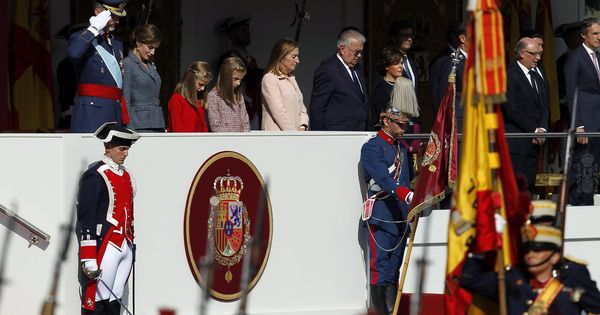 Foto: El Rey Felipe, presidiendo el desfile del Día de la Hispanidad. (Cordon Press)