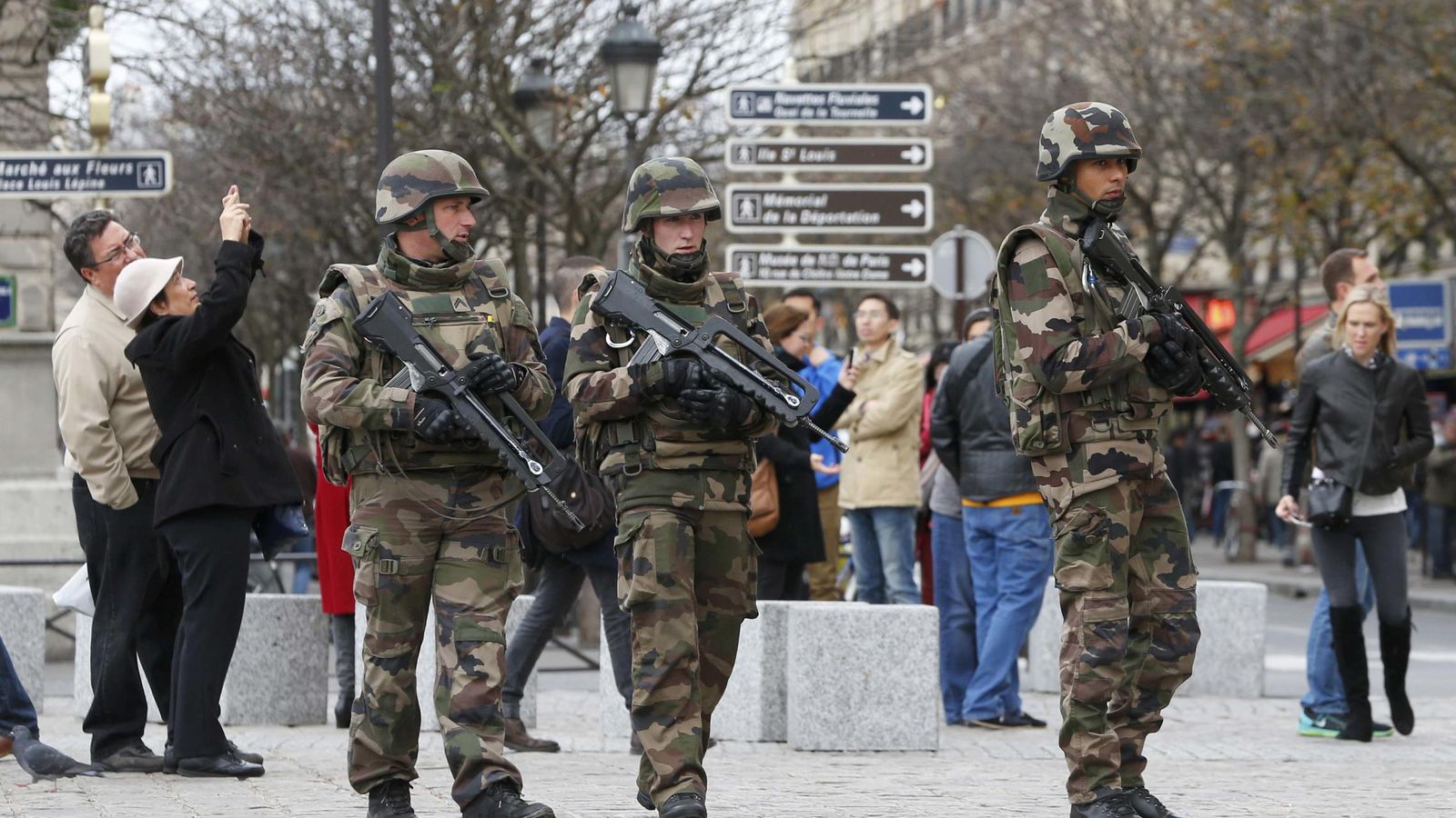 Foto: Tres militares patrullan las calles de Francia, en alerta terrorista. (Reuters) 