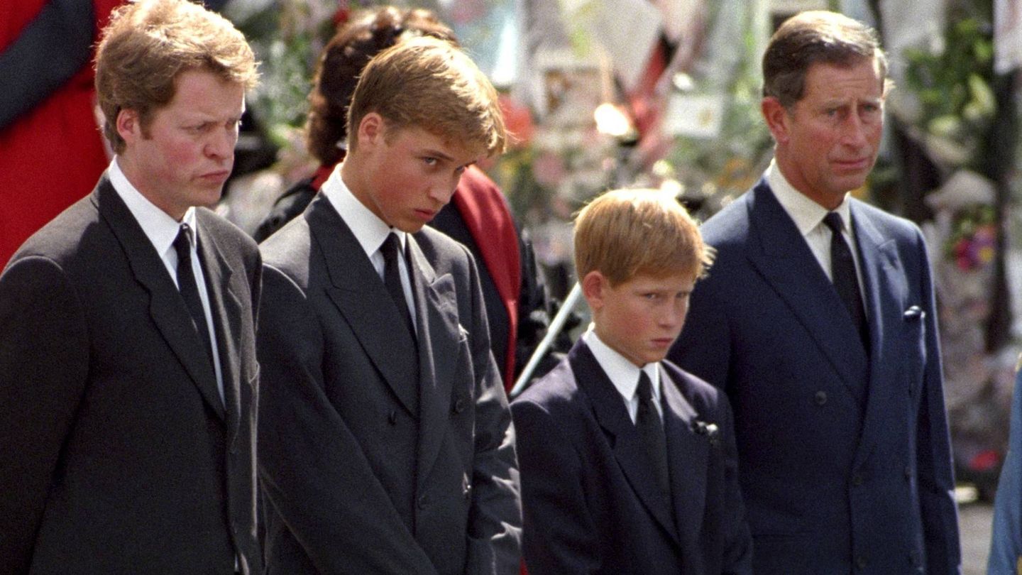 Charles Spencer, junto a Guillermo, Harry y Carlos en el funeral de Lady Di. (Getty)