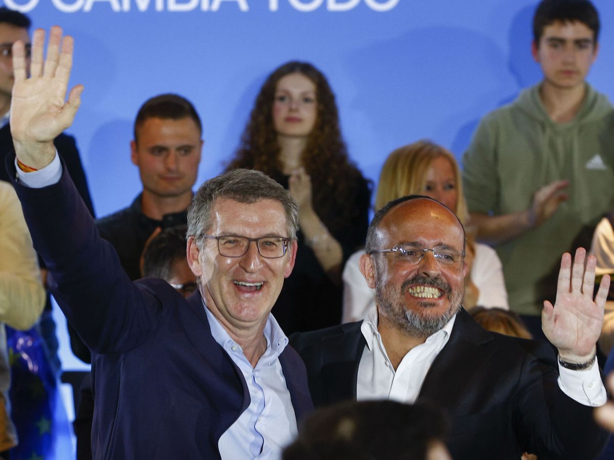 Foto: El líder del PP, Alberto Núñez Feijóo (i), junto al candidato del partido en Cataluña, Alejandro Fernández (d). (EFE/Quique García)