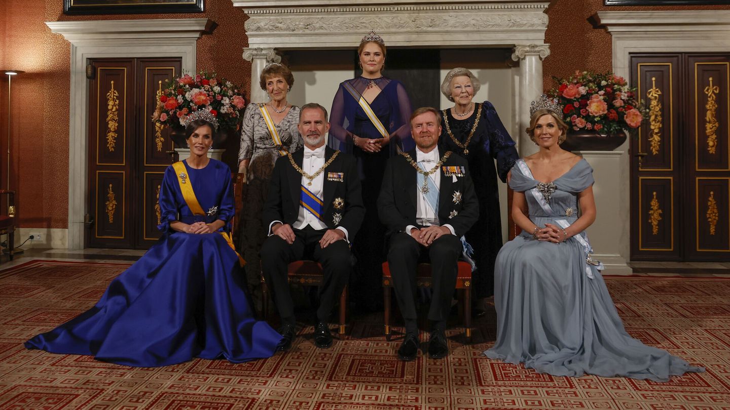 Los reyes de España junto a los reyes, la reina emérita y la princesa heredera de los Países Bajos. (EFE/Chema Moya)