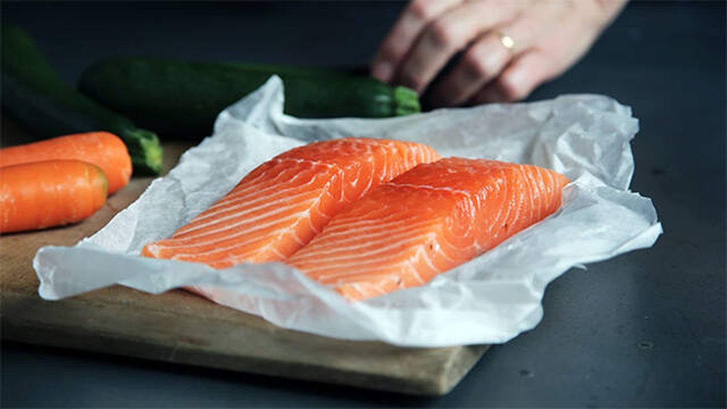El salmón es un pescado graso muy saludable y con gran cantidad de proteínas (Unsplash/Caroline Attwood)