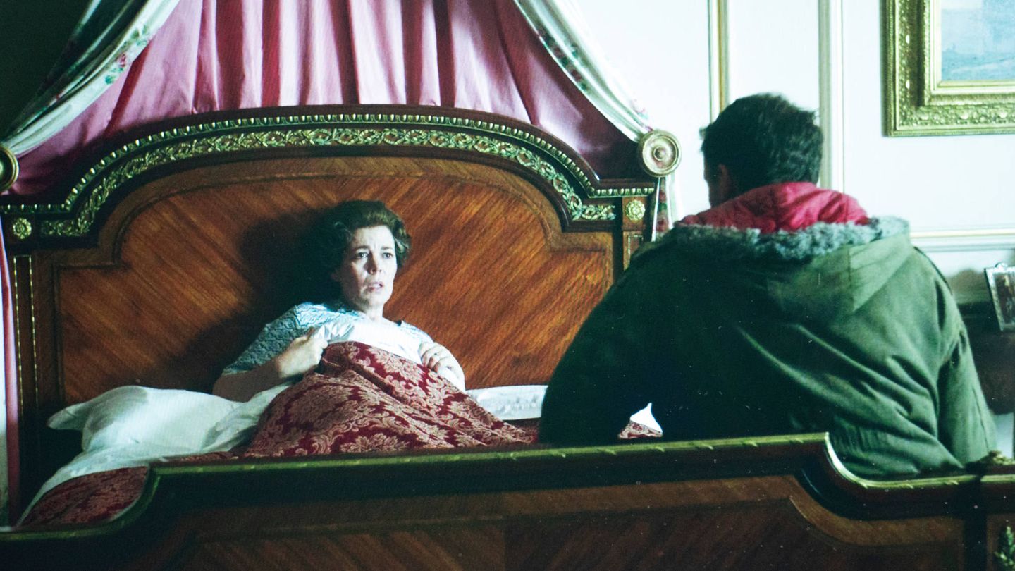 Escena del encuentro entre Isabel II y Michael Fagan en la serie 'The Crown'. (Netflix)