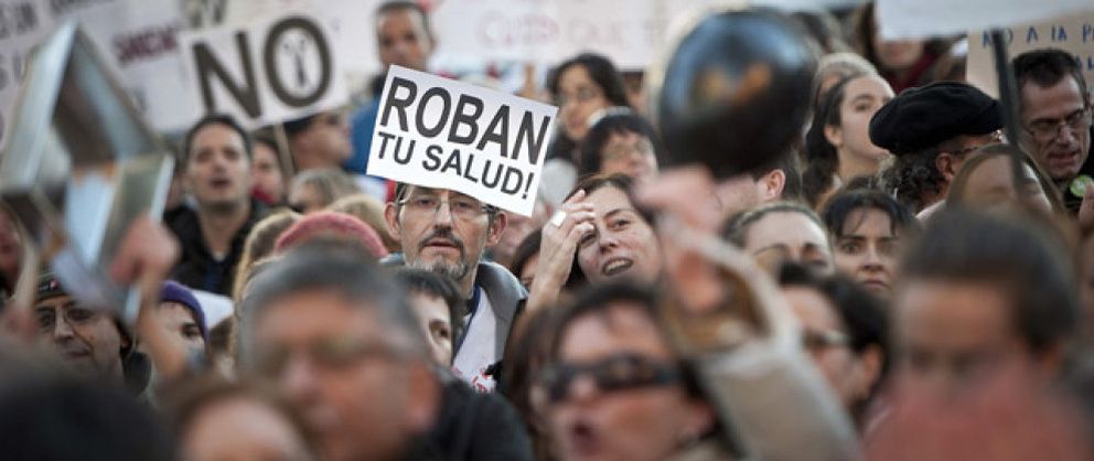 Foto: Manifestantes apoyados por Tomás Gómez interrumpen el Pleno de la Asamblea de Madrid