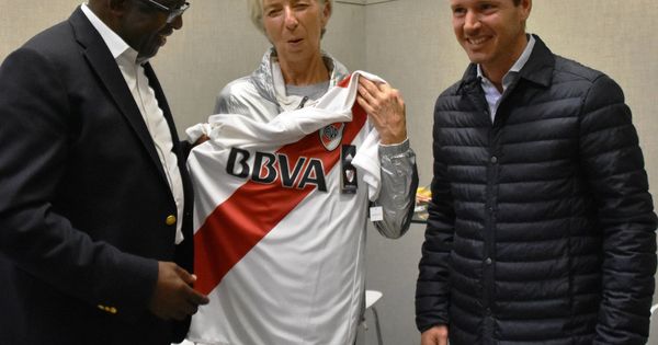 Foto: La directora gerente del FMI, Christine Lagarde, con la camiseta del River Plate. (EFE)