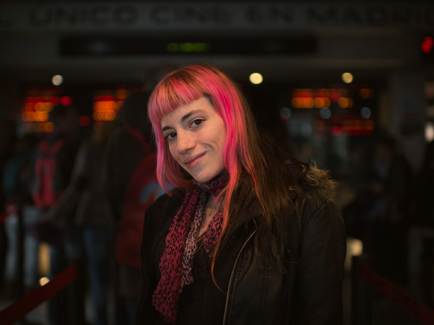 Eva, teleoperadora de 35 años, en la cola de los cines Ideal (Pablo López Learte)