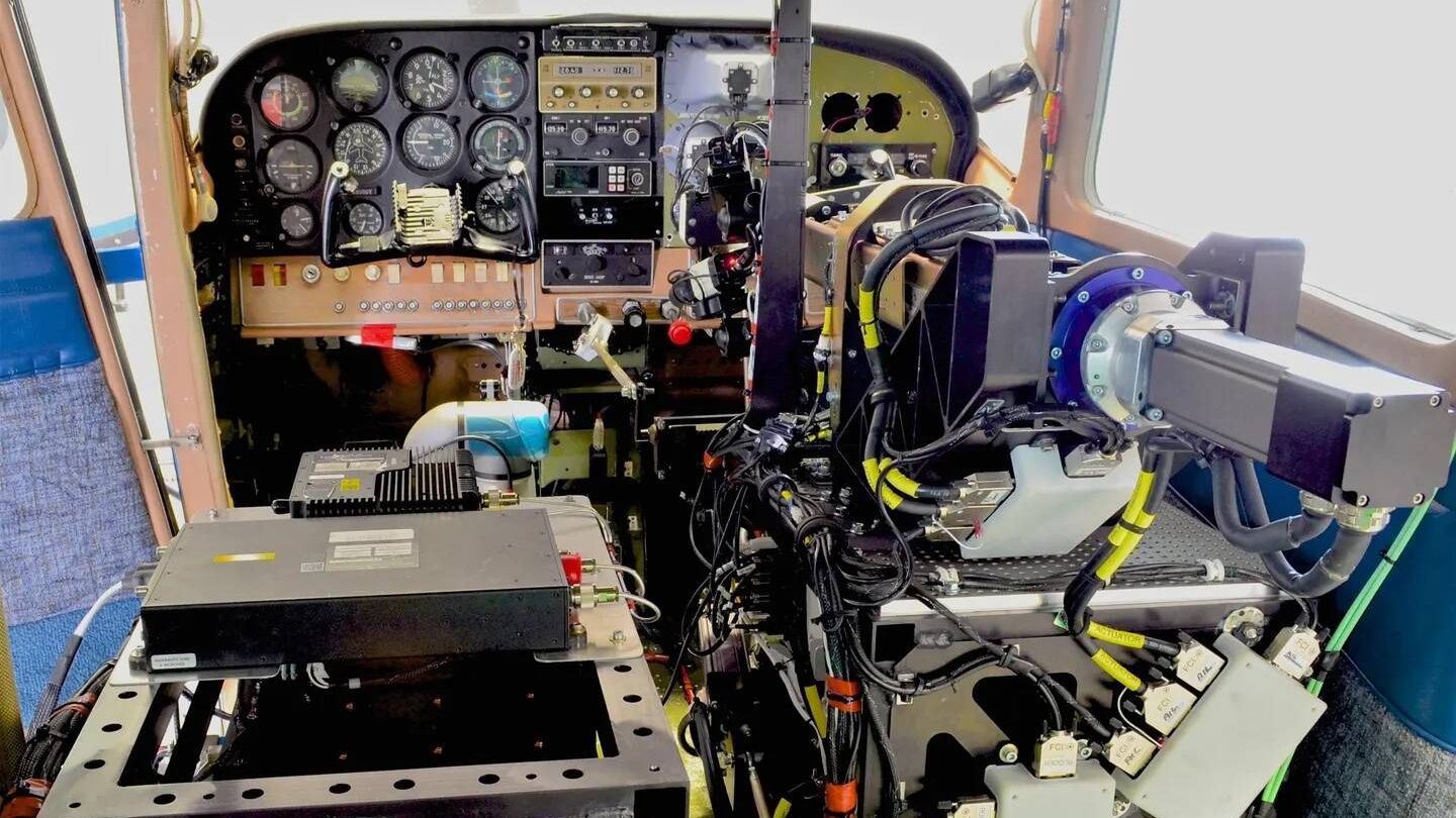 El sistema de control remoto de la Fuerza Aérea de EEUU instalado en un Cessna 206. (USAF)