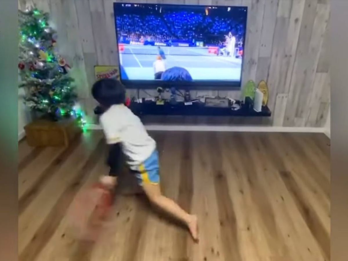 Foto: El pequeño se mueve por el salón de su casa igual que Roger Federer por la cancha de tenis (Foto: YouTube)