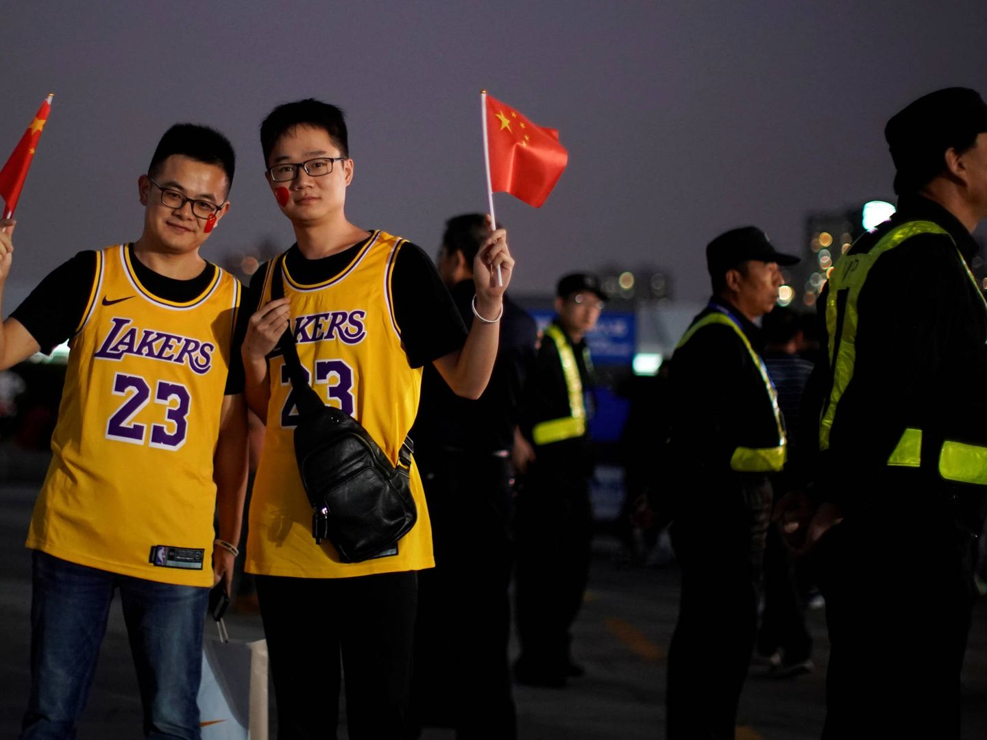 Como represalia por el tuit de Daryl Morey, los dos partidos de pretemporada entre los Lakers y los Nets jugados en China no fueron retransmitidos en el país. (Reuters)
