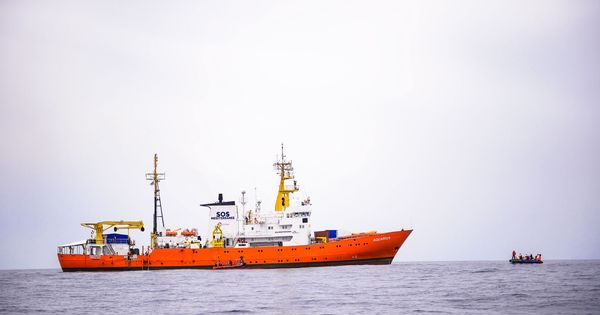 Foto: El barco 'Aquarius' de la ONG francesa SOS Méditerranée frente a las costas de Libia. (EFE)