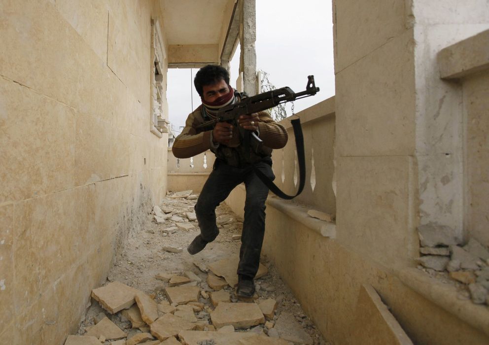 Foto: Un combatiente rebelde toma posición en Alepo, en el barrio de Sheikh Saeed  (Reuters).