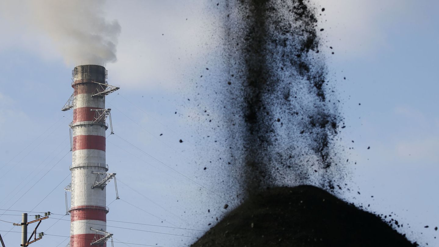La AIE contempla una subida de la demanda de carbón en 2021. (Reuters)