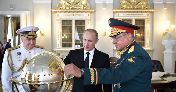 Foto: El presidente ruso Vladímir Putin, el ministro de defensa Serguéi Shoigu y el comandante de la armada Vladímir Korolev en el edificio del Almirantazgo en San Petersburgo, el 30 de julio de 2017. (Reuters)