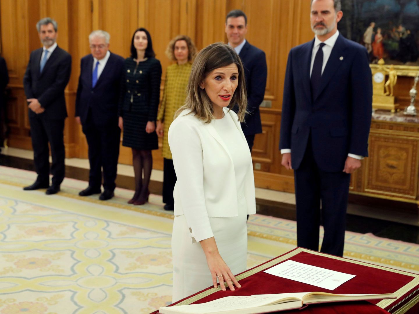 La ministra Yolanda Díaz jura su cargo ante el Rey. (Reuters)