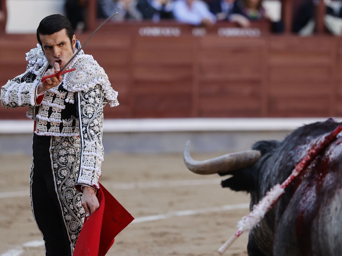 Foto: Emilio de Justo se dispone a entrar a matar durante la corrida del Domingo de Ramos celebrada en Las Ventas. (EFE/Mariscal)
